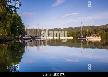 Segelboote am Lake Windermere bei Sonnenaufgang, Lake District National Park, Cumbria, England, Großbritannien, Europa Stockfoto