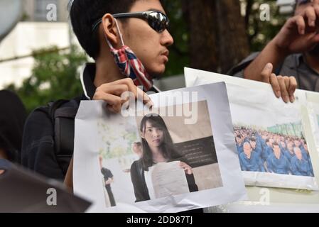 Bangkok, Thailand. November 2020. Männer und Frauen versammeln sich auf der gegenüberliegenden Seite der Botschaft der Volksrepublik China im Königreich Thailand, um neben dem Kampf für Demokratie in Hongkong zu sprechen, nachdem Joshua Wong, Ivan Lam, Und Agnes Chow, 3 Pro-Demokratie-Aktivisten in Hongkong, die am Vortag von den Behörden festgenommen wurde. (Foto von Teera Noisakran/Pacific Press/Sipa USA) Quelle: SIPA USA/Alamy Live News Stockfoto