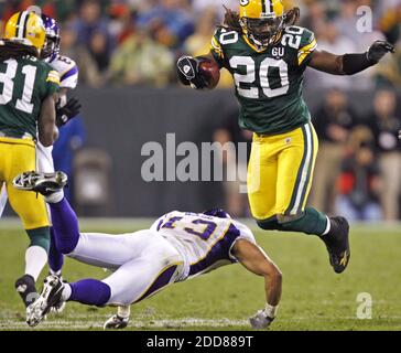 KEIN FILM, KEIN VIDEO, KEIN Fernsehen, KEINE DOKUMENTATION - Atari Bigby von Green Bay Packers, rechts, springt über Bobby Wade von Minnesota Vikings, nachdem er am 8. September 2008 das Game-End-Interception im Lambeau Field in Green Bay, WI, USA, gemacht hat. Die Packers besiegten die Wikinger 24-19. Foto von Tom Lynn/Milwaukee Journal Sentinel/MCT/Cameleon/ABACAPRESS.COM Stockfoto