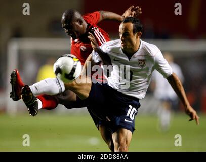 KEIN FILM, KEIN VIDEO, KEIN TV, KEIN DOKUMENTARFILM - US-Stürmer Landon Donovan (10) kämpft mit dem Cyd Grey von Trinidad & Tobago während der ersten Hälfte einer WM-Qualifikation am 10. September 2008 im Toyota Park in Bridgeport, IL, USA. Die USA besiegten Trinidad & Tobago mit 3:0. Foto von Nuccio DiNuzzo/Chicago Tribune/MCT/Cameleon/ABACAPRESS.COM Stockfoto