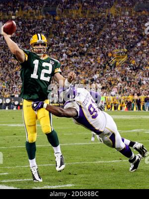 KEIN FILM, KEIN VIDEO, KEIN TV, KEIN DOKUMENTARFILM - Green Bay Packers Quarterback Aaron Rodgers spielt am 8. September 2008 in Green Bay, WI, USA, gegen Minnesota Vikings' Ray Edwards. Die Packers besiegten die Wikinger 24-19. Foto von Tom Lynn/Milwaukee Journal Sentinel/MCT/Cameleon/ABACAPRESS.COM Stockfoto