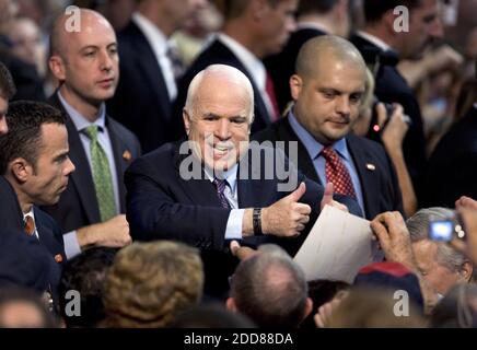 KEIN FILM, KEIN VIDEO, KEIN Fernsehen, KEIN DOKUMENTARFILM - republikanischer Präsidentschaftskandidat John McCain (C) während eines Wahlkampfaufenthalten am Franklin and Marshall College in Lancaster, PA, USA am Dienstag, 9. September 2008. Foto von Ed Hille/Philadelphia Inquirer/MCT/ABACAPRESS.COM Stockfoto