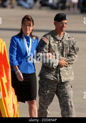 KEIN FILM, KEIN VIDEO, KEIN Fernsehen, KEINE DOKUMENTATION - Oberst Ed Daly, Abteilungsleiter der US-Armee Alaska, begleitet die republikanische Vizekandidatin für das Präsidentenamt Alaska, Sarah Palin, nachdem sie am Donnerstag, dem 11. September 2008, bei einer Zeremonie der Stryker Brigade im Fort Wainwright in Fairbanks, Alaska, USA, gesprochen hatte. Der Sohn des Gouverneurs, Track, ist Mitglied des 1. Stryker Brigade Combat Team 25th Infantry Division Arctic Wolves, das im Irak eingesetzt wird. Foto von Bob Hallinen/Anchorage Daily News/MCT/ABACAPRESS.COM Stockfoto