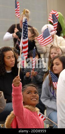 KEIN FILM, KEIN VIDEO, KEIN TV, KEIN DOKUMENTARFILM - Charlyze Smith, dessen Bruder E-3 Qualic Vargas im Irak unterwegs ist, schwenkt vor einer Einsatzzeremonie in Fort Wainwright in Fairbanks, Alaska, USA am Donnerstag, 11. September 2008, eine US-Flagge. An der Zeremonie nahm die republikanische Vizekandidatin des Präsidenten Alaska, Sarah Palin, Teil, deren Sohn Track Mitglied des 1. Stryker Brigade Combat Team 25th Infantry Division Arctic Wolves ist, das im Irak eingesetzt wird. Foto von Bob Hallinen/Anchorage Daily News/MCT/ABACAPRESS.COM Stockfoto