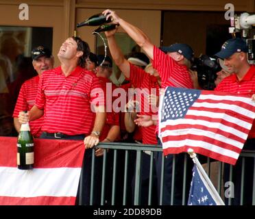 KEIN FILM, KEIN VIDEO, KEIN Fernsehen, KEINE DOKUMENTATION - Teamkapitän Paul Azinger bekommt ein Champagnerbad, nachdem das Team USA am 21. September 2008 beim 37. Ryder Cup im Valhalla Golf Cub in Louisville, KY, USA, Europa besiegt hat. Foto von Mark Cornelison/Lexington Herald-Leader/MCT/Cameleon/ABACAPRESS.COM Stockfoto