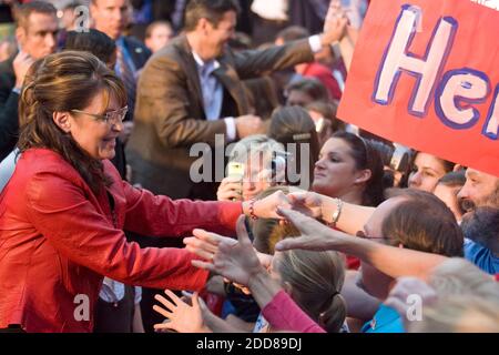 KEIN FILM, KEIN VIDEO, KEIN Fernsehen, KEINE DOKUMENTATION - Republikanische Vizepräsidentin Gouverneurin Alaska Sarah Palin unterzeichnet Autogramme am Ende einer Wahlkampfveranstaltung auf den Stufen des Chester County Courthouse, in Media, PA, USA am 22. September 2008. Foto von Jessica Griffin/Philadelphia Daily News/MCT/ABACAPRESS.COM Stockfoto