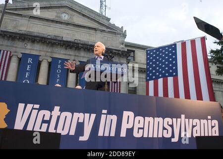 KEIN FILM, KEIN VIDEO, KEIN Fernsehen, KEIN DOKUMENTARFILM - der republikanische Präsidentschaftskandidat Arizona Senator John McCain spricht bei einer Wahlkampfveranstaltung auf den Stufen des Chester County Courthouse, in Media, PA, USA am 22. September 2008. Foto von Jessica Griffin/Philadelphia Daily News/MCT/ABACAPRESS.COM Stockfoto