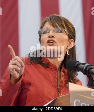 KEIN FILM, KEIN VIDEO, KEIN Fernsehen, KEIN DOKUMENTARFILM - Republikanische Vizepräsidentin Gouverneurin Alaska Sarah Palin spricht während einer Wahlkampfveranstaltung auf den Stufen des Chester County Courthouse, in Media, PA, USA am 22. September 2008. Foto von Jessica Griffin/Philadelphia Daily News/MCT/ABACAPRESS.COM Stockfoto