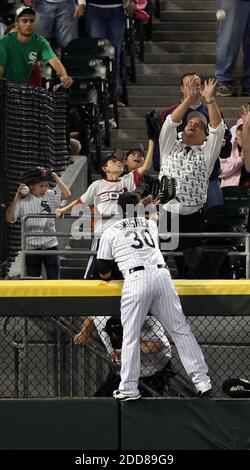 KEIN FILM, KEIN VIDEO, KEIN Fernsehen, KEIN DOKUMENTARFILM - Chicago White Sox Left Fielder Nick Swisher klettert im linken Feld die Wand, als er am 26. September 2008 im US Cellular Field in Chicago, IL, USA, einem ersten Inning Home von Ben Francisco der Cleveland Indians, jagt. Foto: Ohns Samerciak/Chicago Tribune/MCT/Cameleon/ABACAPRESS.COM Stockfoto