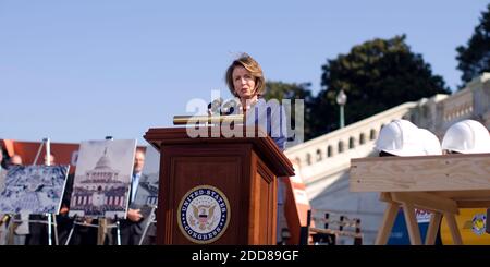 KEIN FILM, KEIN VIDEO, KEIN Fernsehen, KEINE DOKUMENTATION - die Sprecherin des Repräsentantenhauses Nancy Pelosi (D-CA) spricht am Mittwoch, den 24. September 2008, im Gemeinsamen Kongressausschuss über die "First Nail Ceremonies" in Washington, DC, USA. Anlässlich des Baubeginns der ersten Plattform, auf der der 44. Präsident der Vereinigten Staaten am 20. Januar 2009 vereidigt wird. Foto von Chuck Kennedy/MCT/ABACAPRESS.COM Stockfoto