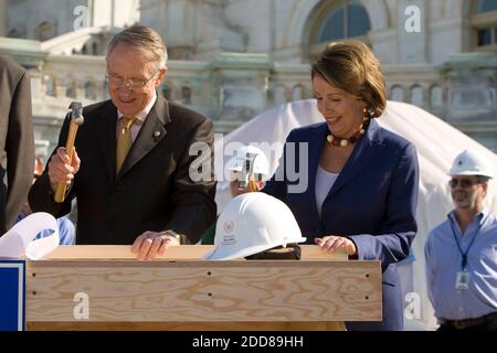 KEIN FILM, KEIN VIDEO, KEIN Fernsehen, KEINE DOKUMENTATION - der Mehrheitsführer des Senats, Harry Reid (D-NV), und die Sprecherin des Repräsentantenhauses, Nancy Pelosi (D-CA), nehmen am Mittwoch, dem 24. September 2008, am Joint Congressional Committee on Inaugural Ceremonies' First Nail Ceremony' in Washington, DC, USA Teil. Anlässlich des Baubeginns der ersten Plattform, auf der der 44. Präsident der Vereinigten Staaten am 20. Januar 2009 vereidigt wird. Foto von Chuck Kennedy/MCT/ABACAPRESS.COM Stockfoto