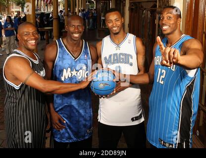 KEIN FILM, KEIN VIDEO, KEIN Fernsehen, KEIN DOKUMENTARFILM - die Orlando Magic Spieler Nick Anderson, Left, und Bo Outlaw, der Stürmer Rashard Lewis, Mitte rechts, und Mitte Dwight Howard posieren zusammen im Cheyenne Saloon in Orlando, FL, USA am 23. September 2008. Foto von Gary W. Green/Orlando Sentinel/MCT/Cameleon/ABACAPRESS.COM Stockfoto