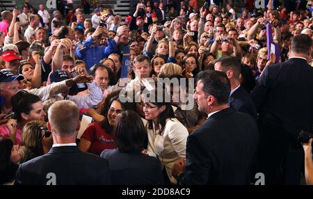 KEIN FILM, KEIN VIDEO, KEIN Fernsehen, KEIN DOKUMENTARFILM - die republikanische Vizekandidatin des Präsidenten Alaska, Sarah Palin, arbeitet die Menge, nachdem sie am Dienstag, den 7. Oktober 2008 im Minges Coliseum in Greenville, NC, USA, gesprochen hat. Foto von Chuck Liddy/Raleigh Nachrichten & Beobachter/MCT/ABACAPRESS.COM Stockfoto