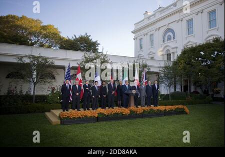 KEIN FILM, KEIN VIDEO, KEIN Fernsehen, KEIN DOKUMENTARFILM - Präsident Bush, links, macht eine Erklärung im Rosengarten des Weißen Hauses nach einem Treffen mit den G7-Finanzministern über die Finanzkrise am Samstag, 11. Oktober 2008, in Washington, DC, USA. Von links nach rechts zu sehen sind Italiens Zentralbankgouverneur Mario Draghi, IWF-Geschäftsführer Dominique Strauss-Kahn, der Vorsitzende der Eurogruppe Jean-Claude Juncker, Japans Finanzminister Shoichi Nakagawa, Finanzminister Henry Paulson, die französische Finanzministerin Christine Lagarde, der kanadische Finanzminister James M. Flaherty und der britische Finanzminister Chancello Stockfoto