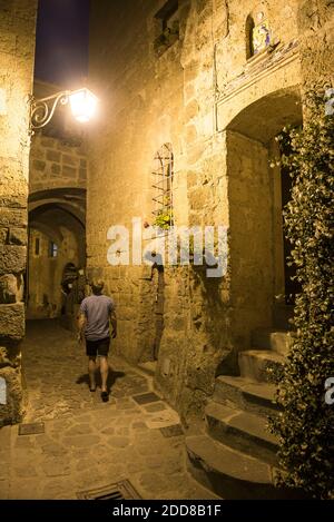 Civita di Bagnoregio bei Nacht, Provinz Viterbo, Italien Stockfoto