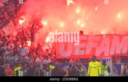 Marseille-Fans lassen von Fackeln in den Ständen vor dem Spiel Marseille gegen Atletico Madrid während der UEFA Europa League Finale Spiel Marseille gegen Atletico Madrid in Lyon, Frankreich, am 16. Mai 2018. Atletico gewann 3-0 und den 3. Titel. Foto von Christian Liewig/ABACAPRESS.COM Stockfoto