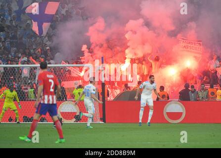 Marseille-Fans lassen von Fackeln in den Ständen vor dem Spiel Marseille gegen Atletico Madrid während der UEFA Europa League Finale Spiel Marseille gegen Atletico Madrid in Lyon, Frankreich, am 16. Mai 2018. Atletico gewann 3-0 und den 3. Titel. Foto von Christian Liewig/ABACAPRESS.COM Stockfoto