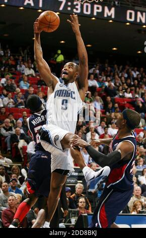 KEIN FILM, KEIN VIDEO, KEIN TV, KEIN DOKUMENTARFILM - Orlando Magic Forward Rashard Lewis (9) geht auf einen Korb vor Atlanta Hawks Wache Flip Murray (links) während der Eröffnungsnacht Aktion in der Amway Arena in Orlando, FL, USA am 29. Oktober 2008. Die Hawks besiegten die Magie, 99-85. Foto von Stephen M. Dowell/Orlando Sentinel/MCT/Cameleon/ABACAPRESS.COM Stockfoto