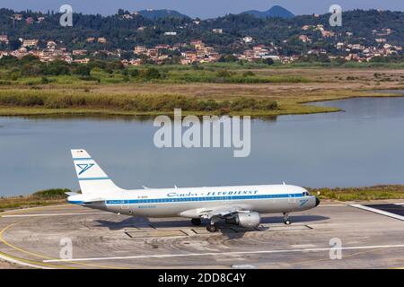 Korfu, Griechenland - 19. September 2020: Condor Airbus A320 in der Retro-Spezialliehe am Flughafen Korfu in Griechenland. Airbus ist ein europäisches Flugzeug Stockfoto