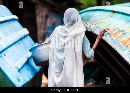 Indische Frau einkaufen in einem Fischmarkt, Varkala, Kerala, Indien Stockfoto