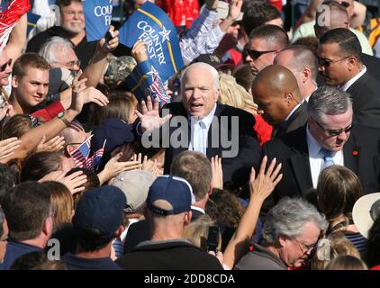 KEIN FILM, KEIN VIDEO, KEIN Fernsehen, KEIN DOKUMENTARFILM - republikanischer Präsidentschaftskandidat Senator John McCain begrüßt Unterstützer während eines Wahlkampfstopps, Montag, am 3. November 2008, in Tampa, FL, USA. Foto von Gary W. Green/Orlando Sentinel/MCT/ABACAPRESS.COM Stockfoto