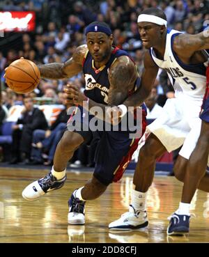 KEIN FILM, KEIN VIDEO, KEIN Fernsehen, KEIN DOKUMENTARFILM - LeBron James (23) von Cleveland Cavaliers fährt nach innen, während Josh Howard von Dallas Mavericks im zweiten Quartal im American Airlines Center in Dallas, TX, USA, am 3. November 2008 verteidigt. Foto von Ron Jenkins/Fort Worth Star-Telegram/MCT/Cameleon/ABACAPRESS.COM Stockfoto