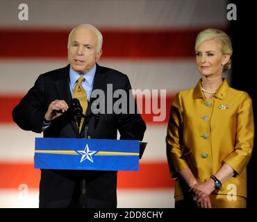 KEIN FILM, KEIN VIDEO, KEIN Fernsehen, KEIN DOKUMENTARFILM - Senator John McCain (R-AZ) hält seine Konzession Rede, mit Alaska-Gouverneur Sarah Palin, links und seine Frau, Cindy McCain, an seiner Seite, nachdem es bekannt gegeben wird, dass Senator Barack Obama die Präsidentschaftswahl am Dienstag, 4. November 2008 in Phoenix, Arizona gewonnen. Foto von Brian Baer/Sacramento Bee/MCT/ABACAPRESS.COM Stockfoto