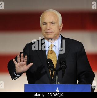 KEIN FILM, KEIN VIDEO, KEIN Fernsehen, KEIN DOKUMENTARFILM - Senator John McCain (R-AZ) hält seine Konzession Rede, mit Alaska-Gouverneur Sarah Palin, links und seine Frau, Cindy McCain, an seiner Seite, nachdem es bekannt gegeben wird, dass Senator Barack Obama die Präsidentschaftswahl am Dienstag, 4. November 2008 in Phoenix, Arizona gewonnen. Foto von Brian Baer/Sacramento Bee/MCT/ABACAPRESS.COM Stockfoto