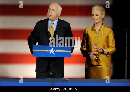 KEIN FILM, KEIN VIDEO, KEIN Fernsehen, KEIN DOKUMENTARFILM - Senator John McCain (R-AZ) hält seine Konzession Rede, mit Alaska-Gouverneur Sarah Palin, links und seine Frau, Cindy McCain, an seiner Seite, nachdem es bekannt gegeben wird, dass Senator Barack Obama die Präsidentschaftswahl am Dienstag, 4. November 2008 in Phoenix, Arizona gewonnen. Foto von Brian Baer/Sacramento Bee/MCT/ABACAPRESS.COM Stockfoto