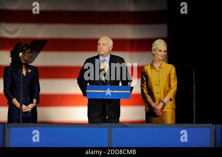 KEIN FILM, KEIN VIDEO, KEIN Fernsehen, KEIN DOKUMENTARFILM - Senator John McCain (R-AZ) hält seine Konzession Rede, mit Alaska-Gouverneur Sarah Palin, links und seine Frau, Cindy McCain, an seiner Seite, nachdem es bekannt gegeben wird, dass Senator Barack Obama die Präsidentschaftswahl am Dienstag, 4. November 2008 in Phoenix, Arizona gewonnen. Foto von Brian Baer/Sacramento Bee/MCT/ABACAPRESS.COM Stockfoto