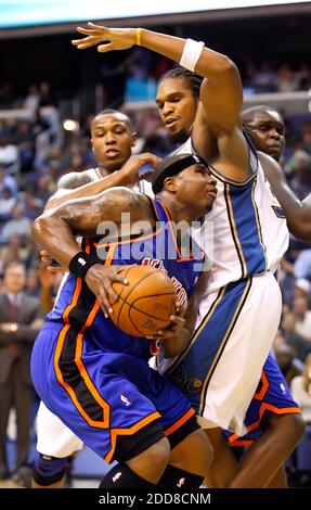 KEIN FILM, KEIN VIDEO, KEIN Fernsehen, KEIN DOKUMENTARFILM - New York Knicks Quentin Richardson (23) wird von den Washington Wizards Caron Bulter (3), Rear und Etan Thomas (36) während ihres Spiels verteidigt, das am 7. November 2008 im Verizon Center in Washington, DC, USA gespielt wurde. New York Knicks gewann 114-108. Foto von Harry E. Walker/MCT/ABACAPRESS.COM Stockfoto