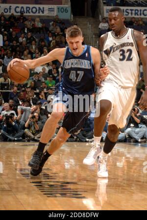 KEIN FILM, KEIN VIDEO, KEIN Fernsehen, KEIN DOKUMENTARFILM - der Utah Jazz Forward Andrei Kirilenko (47) fährt am 12. November 2008 im Verizon Center in Washington, DC, USA gegen Andray Blatche (32) der Washington Wizards. Washington Wizards gewann 95-87. Foto von Mitchell Layton/MCT/ABACAPRESS.COM Stockfoto