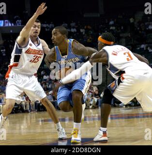 KEIN FILM, KEIN VIDEO, KEIN TV, KEIN DOKUMENTARFILM - Charlotte Bobcats Verteidiger Adam Morrison (35) und Gerald Wallace (3) versuchen Denver Nuggets Wache J.R. zu stoppen Smith (1) auf einer Fahrt in den Korb während der ersten Hälfte der Time Warner Cable Arena in Charlotte, NC, USA am 11. November 2008. Die Nuggets besiegten die Bobcats, 88-80. Foto von Yalonda M. James/Charlotte Observer/MCT/Cameleon/ABACAPRESS.COM Stockfoto