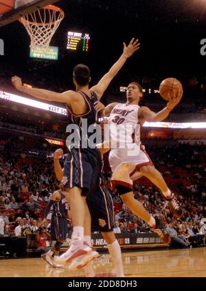 KEIN FILM, KEIN VIDEO, KEIN Fernsehen, KEIN DOKUMENTARFILM - Miami Heat Forward Michael Beasley fährt am 10. November 2008 in Miami, FL, USA, gegen New Jersey Nets' Yi Jianlian in den Korb. Miami Heat gewann 99-94. Foto von Gaston De Cardenas/El Nuevo Herald/MCT/Cameleon/ABACAPRESS.COM Stockfoto