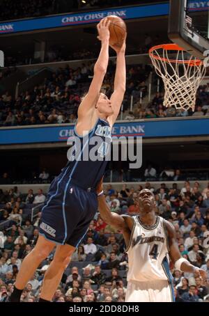 KEIN FILM, KEIN VIDEO, KEIN Fernsehen, KEIN DOKUMENTARFILM - Utah Jazz Forward Andrei Kirilenko (47) geht in der zweiten Hälfte im Verizon Center in Washington, DC, USA am 12. November 2008 auf einen Dunk gegen die Washington Wizards ein. Washington Wizards gewann 95-87. Foto von Mitchell Layton/MCT/ABACAPRESS.COM Stockfoto