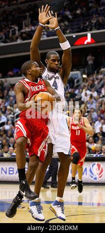 KEIN FILM, KEIN VIDEO, KEIN Fernsehen, KEINE DOKUMENTATION - Houston Rockets Aaron Brooks (0) fährt zum Korb und schießt über Washington Wizards Antawn Jamison (4) während ihres Spiels im Verizon Center in Washington, D.C., Freitagabend, 21. November 2008. Houston gewann das Spiel 102-91. Foto von Harry E. Walker/MCT/ABACAPRESS.COM Stockfoto