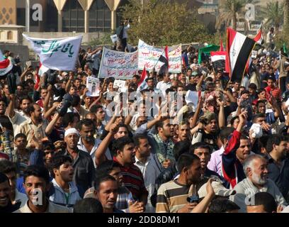 KEIN FILM, KEIN VIDEO, KEIN Fernsehen, KEIN DOKUMENTARFILM - Anhänger des schiitischen Geistlichen Muqtada al-Sadr sangen "maliki ist der neue Saddam", als sie am 21. November 2008 in Bagdad, Irak, Freitagsgebete verließen und Premierminister Nuri al-Maliki mit Diktator Saddam Hussein verglichen. Foto von Laith Hammoudi/MCT/ABACAPRESS.COM Stockfoto