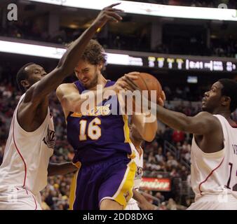 KEIN FILM, KEIN VIDEO, KEIN Fernsehen, KEIN DOKUMENTARFILM - die 76er von Philadelphia Samuel Dalembert (links) und Royal Ivey (rechts) verdoppeln das Los Angeles Lakers' Pau Gasol (16) während der Aktion im vierten Quartal im Wachovia Center in Philadelphia, Pennsylvania, USA am Mittwoch, den 3. Dezember 2008. Die Lakers besiegten die Sixers, 114-102. Foto von Yong Kim/Philadelphia Daily News/MCT/Cameleon/ABACAPRESS.COM Stockfoto