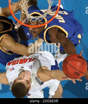 KEIN FILM, KEIN VIDEO, KEIN TV, KEIN DOKUMENTARFILM - Florida Forward Chandler Parsons, Bottom, greift am 30. November 2008 in der Amway Arena in Orlando, FL, USA, gegen Missouri-Kansas City Forward Spencer Johnson (5) zurück. Foto von Stephen M. Dowell/Orlando Sentinel/MCT/Cameleon/ABACAPRESS.COM Stockfoto