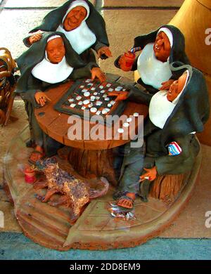 Madeira 2007 - respektlos religiöse Miniatur handgemachte Skulptur darstellt Eine Gruppe von Nonnen, die Entwürfe spielen Stockfoto