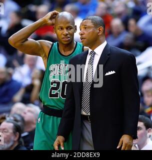 KEIN FILM, KEIN VIDEO, KEIN Fernsehen, KEINE DOKUMENTATION - Boston Celtics Head Coach Doc Rivers spricht mit Ray Allen (20), der während ihres Spiels am 11. Dezember 2008 im Verizon Center in Washington, DC, USA, gespielt wurde. Boston besiegte Washington 122-88. Foto von Harry E. Walker/MCT/ABACAPRESS.COM Stockfoto