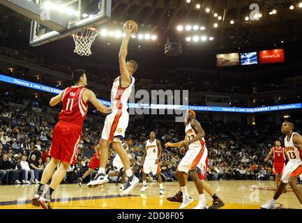 KEIN FILM, KEIN VIDEO, KEIN Fernsehen, KEIN DOKUMENTARFILM - Andris Biedrins (15) von den Golden State Warriors greift am 12. Dezember 2008 im ersten Quartal in der Oracle Arena in Oakland, CA, USA, gegen das Houston Rockets Center Yao Ming (11) an. Foto von Anda Chu/Oakland Tribune/MCT/Cameleon/ABACAPRESS.COM Stockfoto