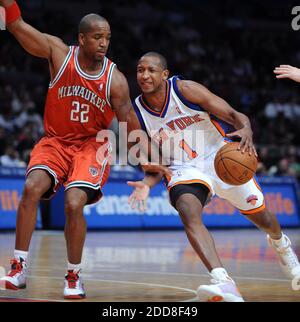 KEIN FILM, KEIN VIDEO, KEIN TV, KEIN DOKUMENTARFILM - New York Knicks Wache Chris Duhon (1) fährt am 19. Dezember 2008 im ersten Viertel im Madison Square Garden in New York, NY, USA, gegen Milwaukee Bucks Wache Michael REDD (22) in den Korb. Foto von J. Conrad Williams Jr./Newsday/MCT/Cameleon/ABACAPRESS.COM Stockfoto