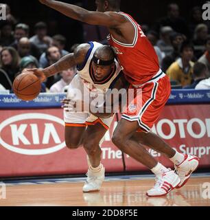 KEIN FILM, KEIN VIDEO, KEIN TV, KEIN DOKUMENTARFILM - New York Knicks Forward Al Harrington (7) fährt durch Milwaukee Bucks Forward Luc Richard Mbah A Moute (12) im ersten Viertel im Madison Square Garden in New York, NY, USA am 19. Dezember 2008. Foto von J. Conrad Williams Jr./Newsday/MCT/Cameleon/ABACAPRESS.COM Stockfoto