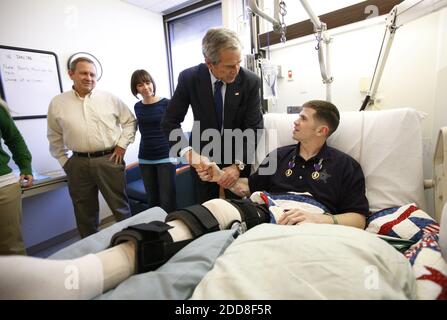 KEIN FILM, KEIN VIDEO, KEIN Fernsehen, KEIN DOKUMENTARFILM - US-Präsident George W. Bush schüttelt sich die Hände mit US-Army Staff Sgt. Kyle Stipp von Avon, Ind., nachdem er ihm zwei Purple Hearts übergab, während eines Besuchs im Walter Reed Army Medical Center, wo der Soldat sich von den Wunden erholt, die bei der Operation Iraqi Freedom erlitten wurden, in Washington, DC, USA am Montag, 22. Dezember 2008. Foto von Eric Draper/White House/MCT/ABACAPRESS.COM Stockfoto