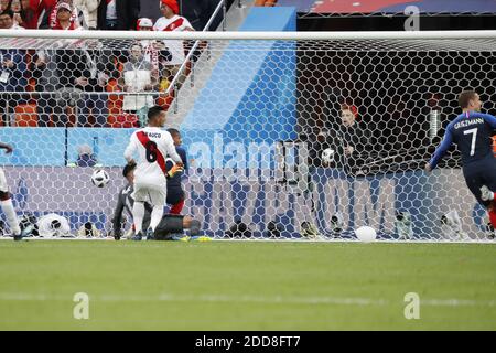 Frankreichs Kylian Mbappe erzielte das 1-0 Tor während der FIFA Fußball-Weltmeisterschaft Russland 2018 Spiel, Frankreich gegen Peru in Ekatarinenburg Stadion, Ekatarinenburg, Russland am 21. Juni 2018. Frankreich gewann 1:0. Foto von Henri Szwarc/ABACAPRESS.COM Stockfoto