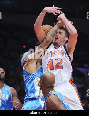 KEIN FILM, KEIN VIDEO, KEIN TV, KEIN DOKUMENTARFILM - Denver Nuggets Forward Kenyon Martin (4) fouls New York Knicks Center David Lee (42) im ersten Viertel im Madison Square Garden in New York City, NY, USA am 28. Dezember 2008. Denver Nuggets gewann 117-110. Foto von J. Conrad Williams Jr./Newsday/MCT/Cameleon/ABACAPRESS.COM Stockfoto