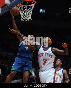 KEIN FILM, KEIN VIDEO, KEIN TV, KEIN DOKUMENTARFILM - Minnesota Timberwolves Guard Randy Foye (4) steigt aus dieser Layup gegen New York Knicks Forward Al Harrington (7) im ersten Viertel im Madison Square Garden in New York City, NY, USA am 26. Dezember 2008. Foto von J. Conrad Williams Jr./Newsday/MCT/ABACAPRESS.COM Stockfoto