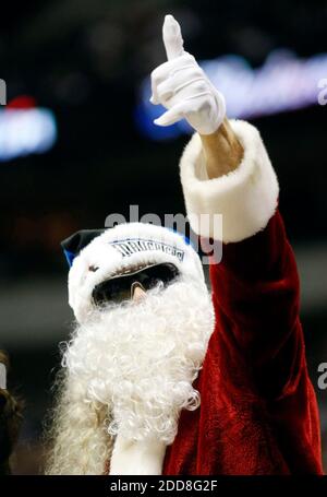 KEIN FILM, KEIN VIDEO, KEIN Fernsehen, KEINE DOKUMENTATION - Santa Claus (alias Don Knobler) gibt am 23. Dezember 2008 im American Airlines Center in Dallas TX, USA, Daumen nach oben. Die Mavericks besiegten die Grizzlies, 100-82. Foto von Rodger Mallison/Fort Worth Star-Telegram/MCT/ABACAPRESS.COM Stockfoto