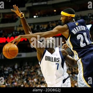 KEIN FILM, KEIN VIDEO, KEIN TV, KEIN DOKUMENTARFILM - die Dallas Mavericks' DeSagana Diop (7) und Memphis Grizzlies' Hakim Warrick (21) kämpfen in der ersten Hälfte am 23. Dezember 2008 im American Airlines Center in Dallas TX, USA, um einen Rebound. Die Mavericks besiegten die Grizzlies, 100-82. Foto von Rodger Mallison/Fort Worth Star-Telegram/MCT/ABACAPRESS.COM Stockfoto